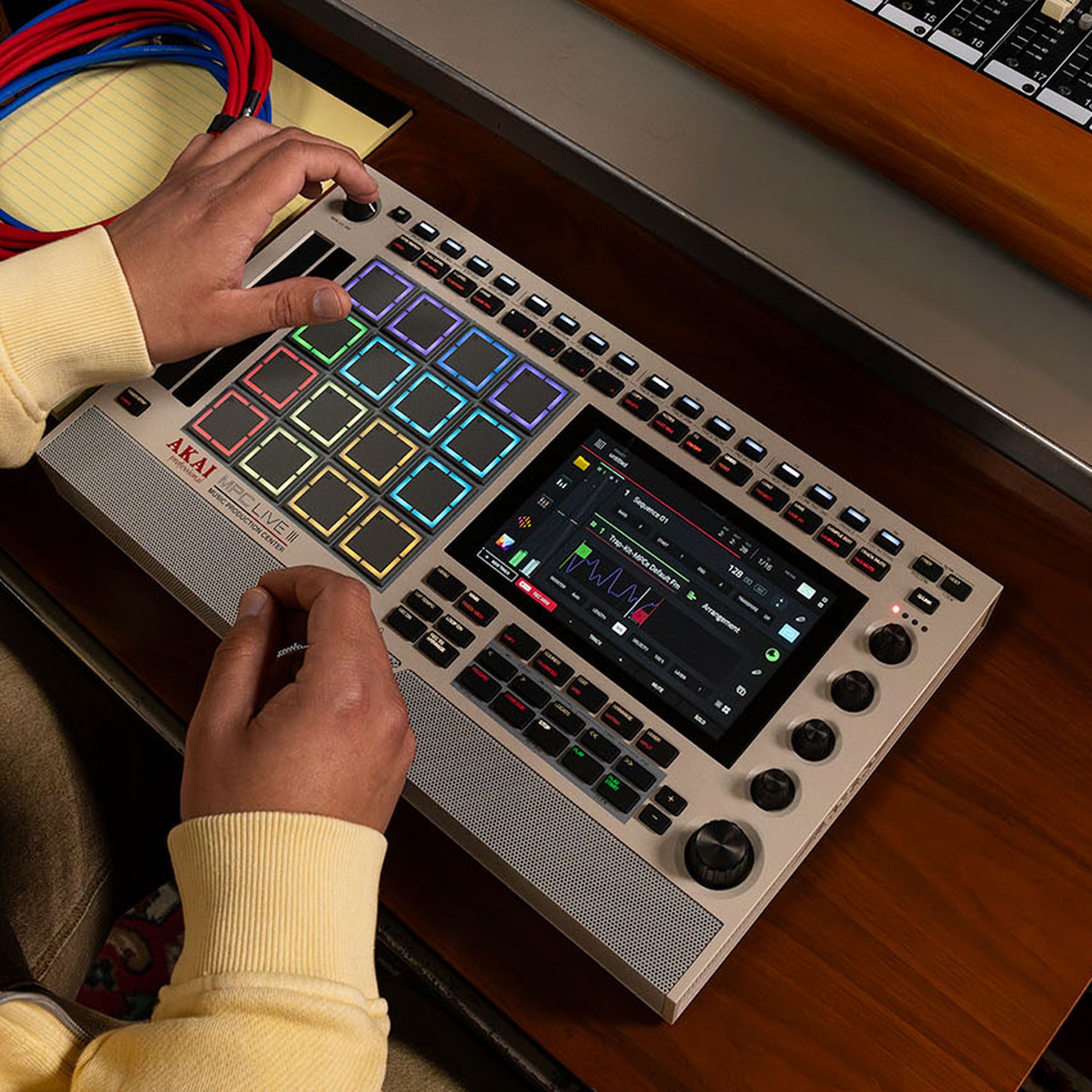 Akai MPC Live III Retro: a complete studio in one box, dressed like ...