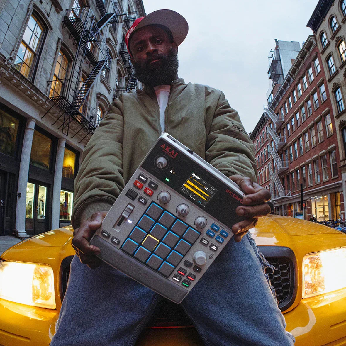 🎹 Akai MPC Sample: Portable Sampler, Sequencer and Production Station