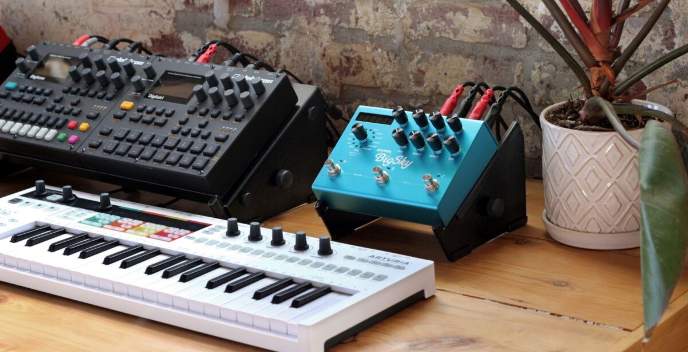 Analog Cases XTS Desktop Stand Series