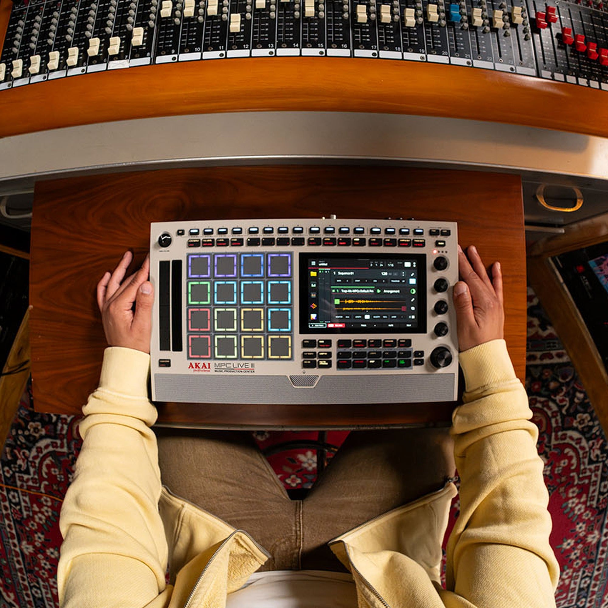 AKAI ｜ MPC LIVE Akai Professional MPC Live III Retro