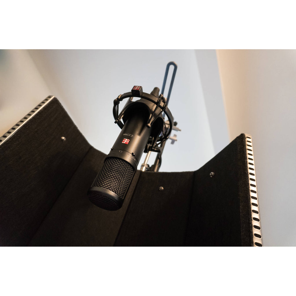 sE Electronics sE2200 condenser microphone with metal body and grille, ideal for studio recording and vocals.