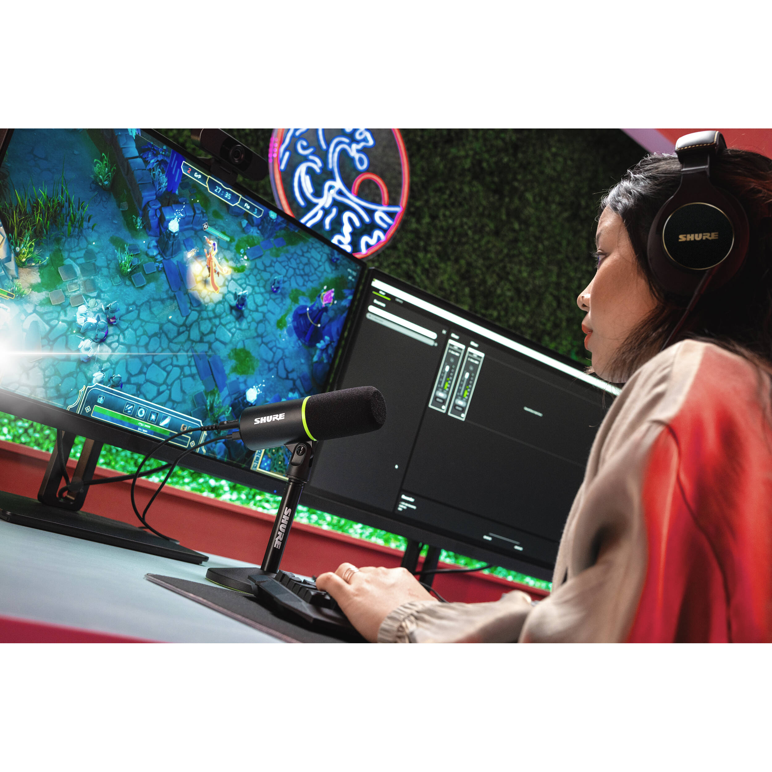 Shure MV6 USB microphone with adjustable stand and built-in headphone jack, ideal for streaming and podcasting.