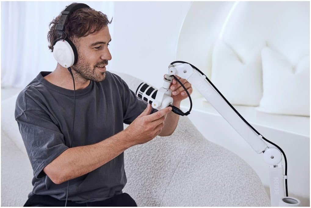 Rode PodMic dynamic microphone with metal body and grille, ideal for podcasting and broadcasting.