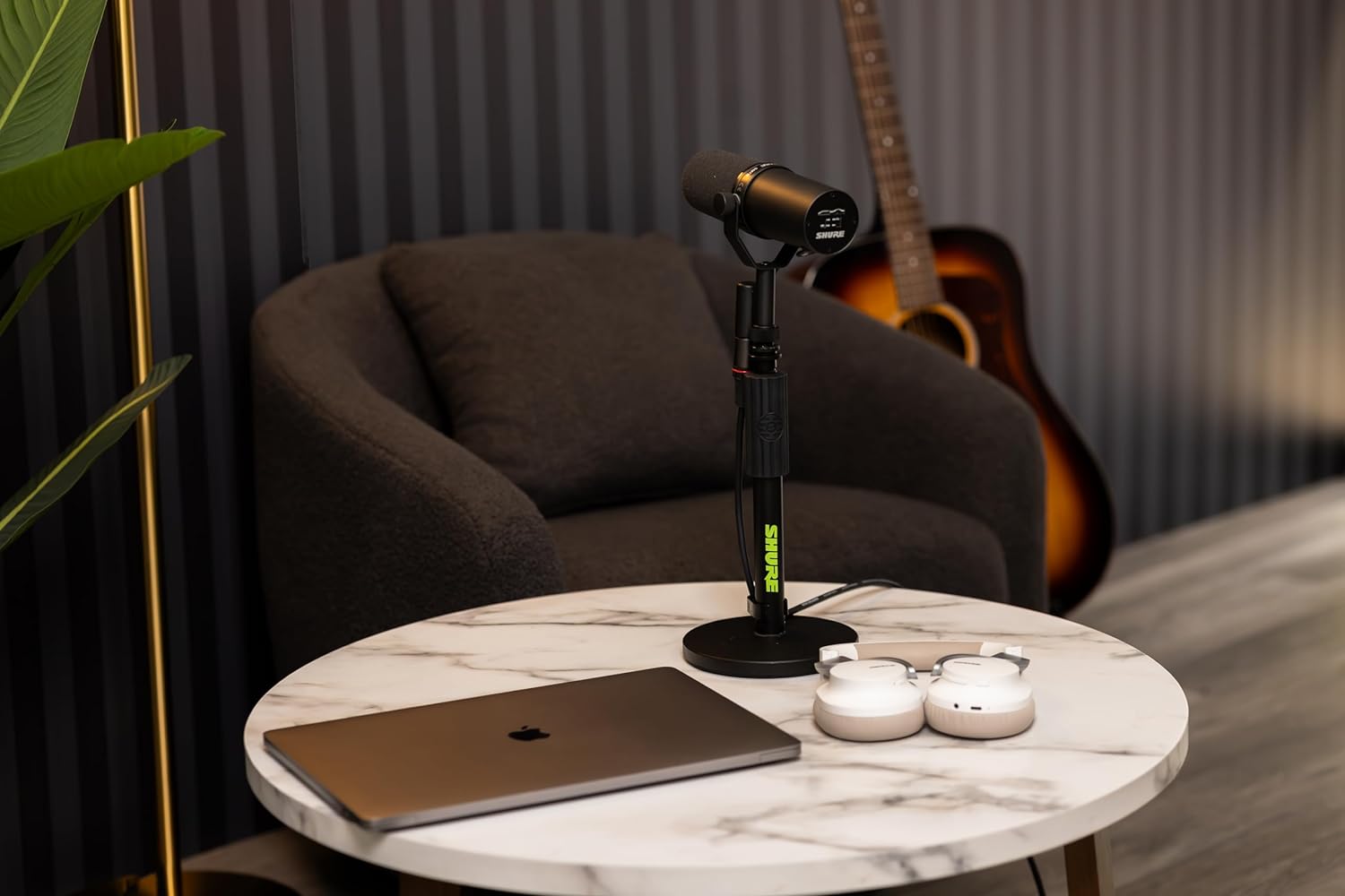 Shure SH-DESKTOP1 desktop microphone stand with adjustable arm and sturdy base for professional audio recording.