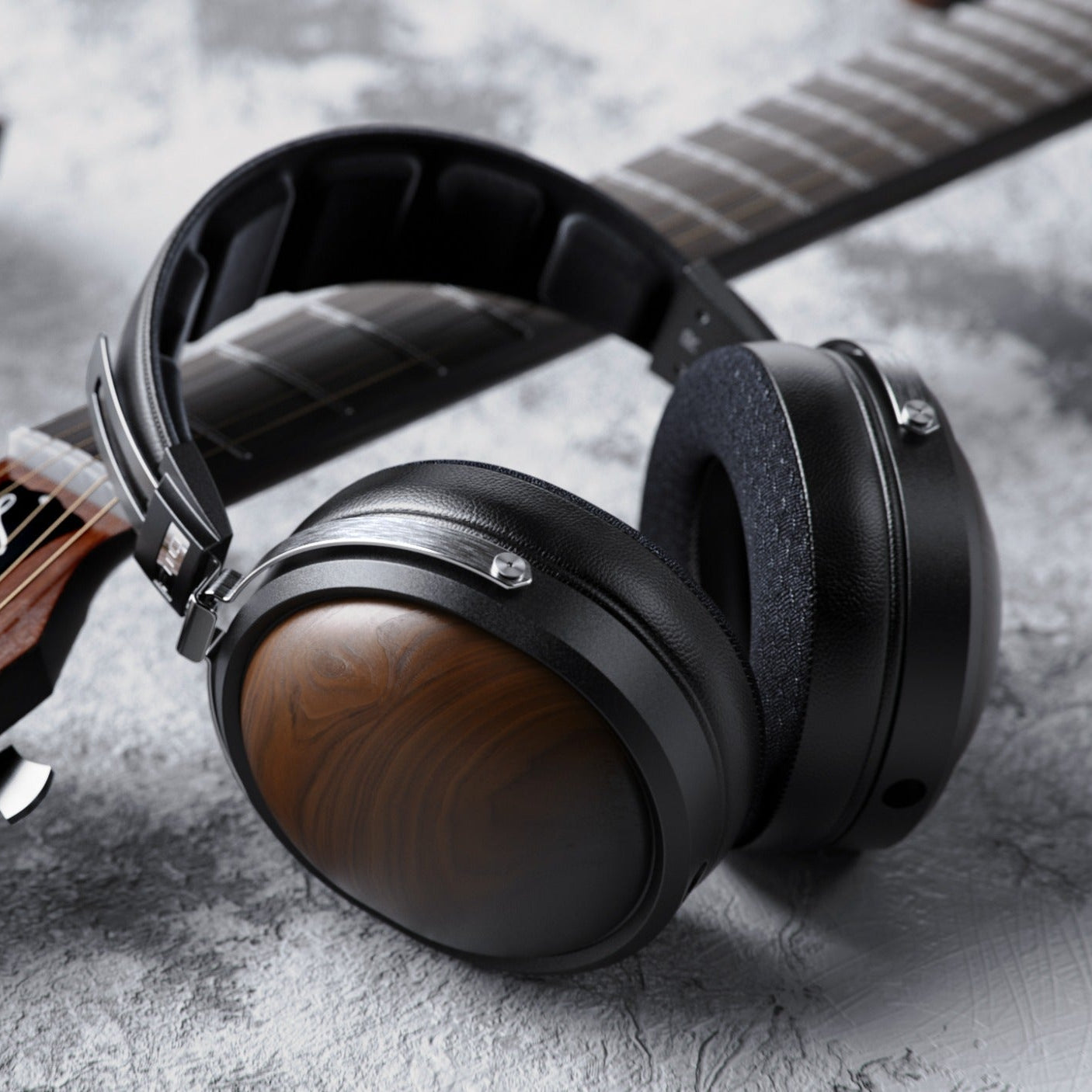 FiiO FT1 wired headphones with in-ear design, black color, and inline microphone for clear audio and hands-free calls.