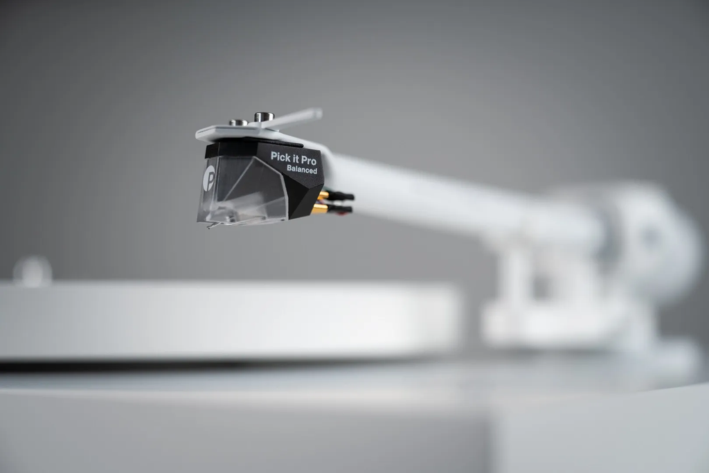 Pro-Ject Debut Pro turntable with white finish and Pick it PRO B cartridge, showcasing a sleek audio setup for high-quality vinyl listening.