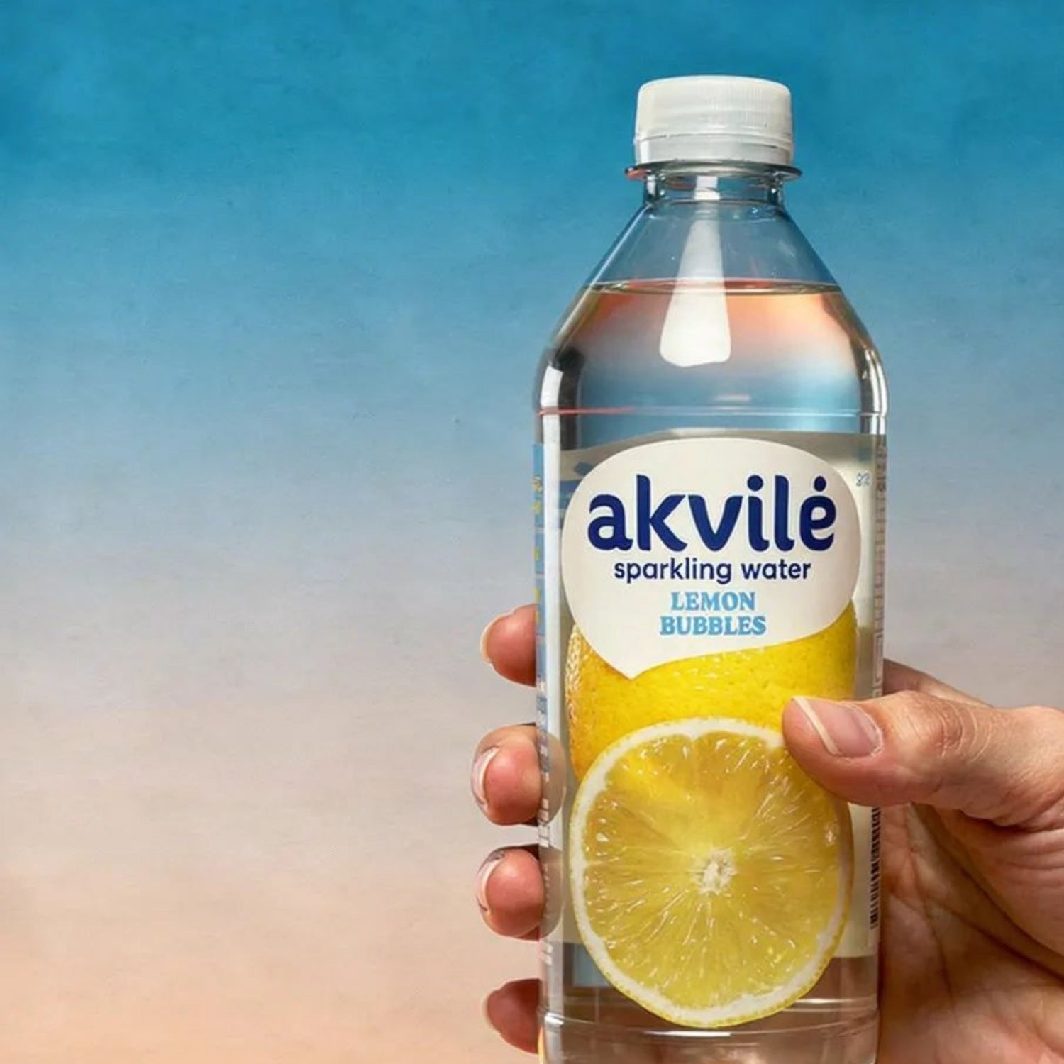 Illustration of Akvilė Lemon Lightly Sparkling Water 600ml bottle with lemon flavor and clear sparkling water inside.
