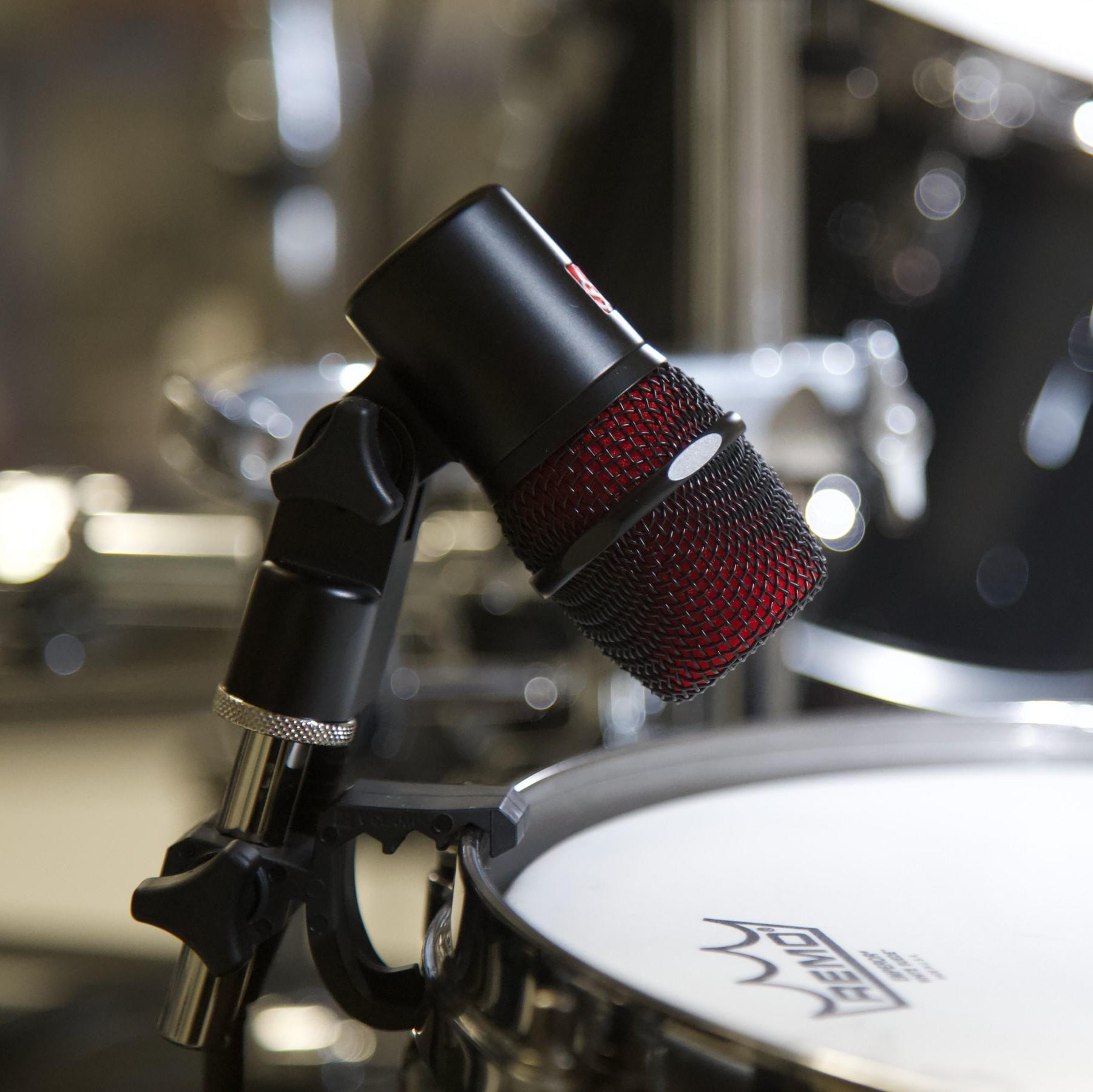SE Electronics V BEAT dynamic microphone with black grille and body, ideal for vocals and instruments.