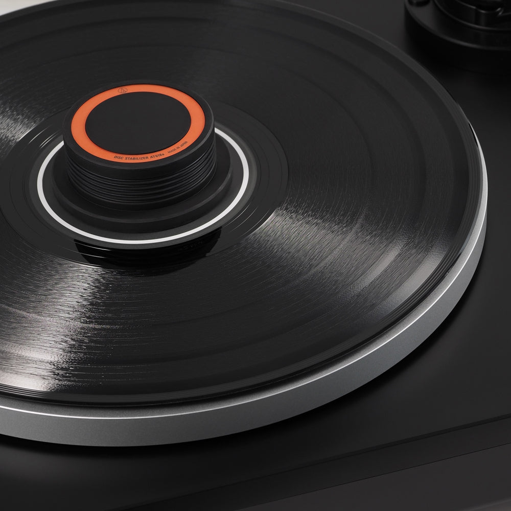Audio Technica AT618a record weight stabilizer with 45 adapter, designed to improve turntable performance and reduce vibrations.