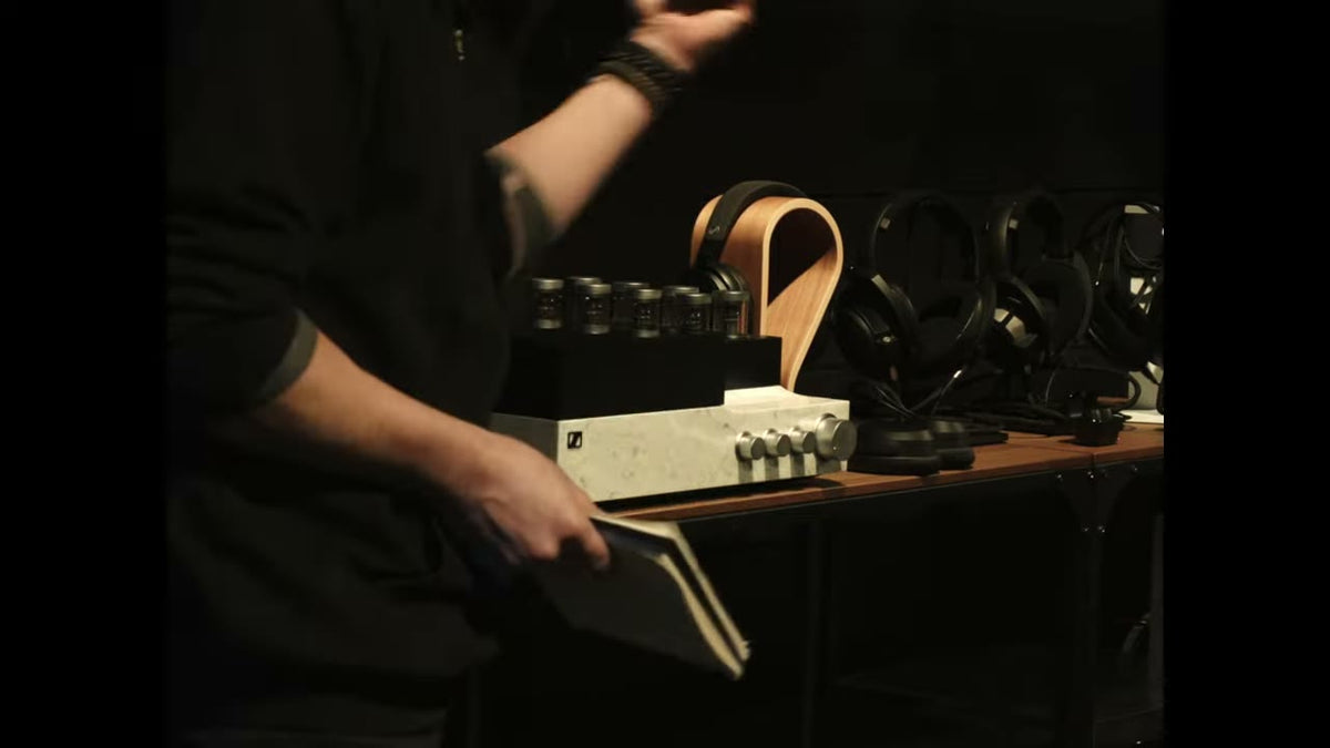 HE 1 amplifier and headphones