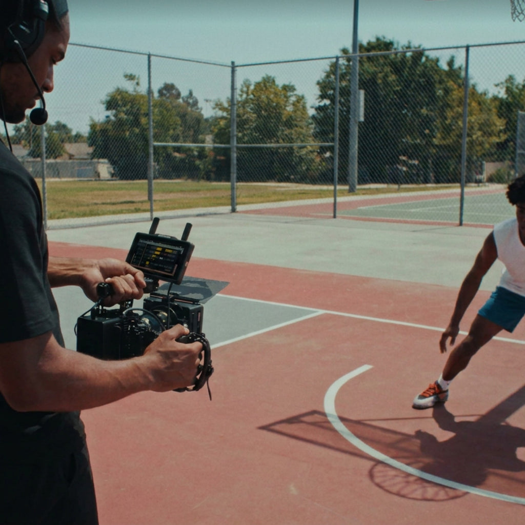 Hollyland Pyro 5 4K in use on a basketball shoot