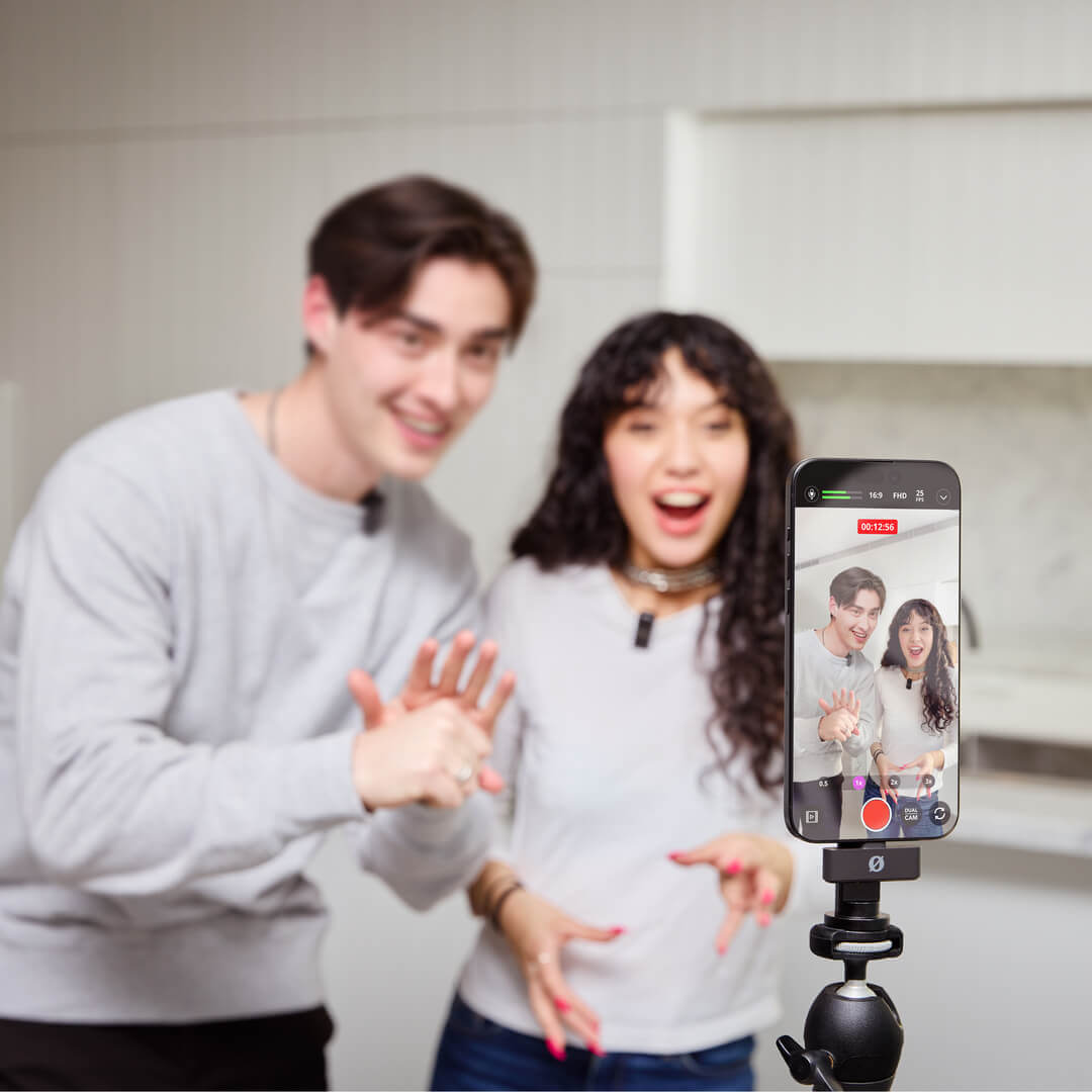 Rode Wireless Micro camera microphone kit with compact transmitter and receiver, ideal for professional video recording.
