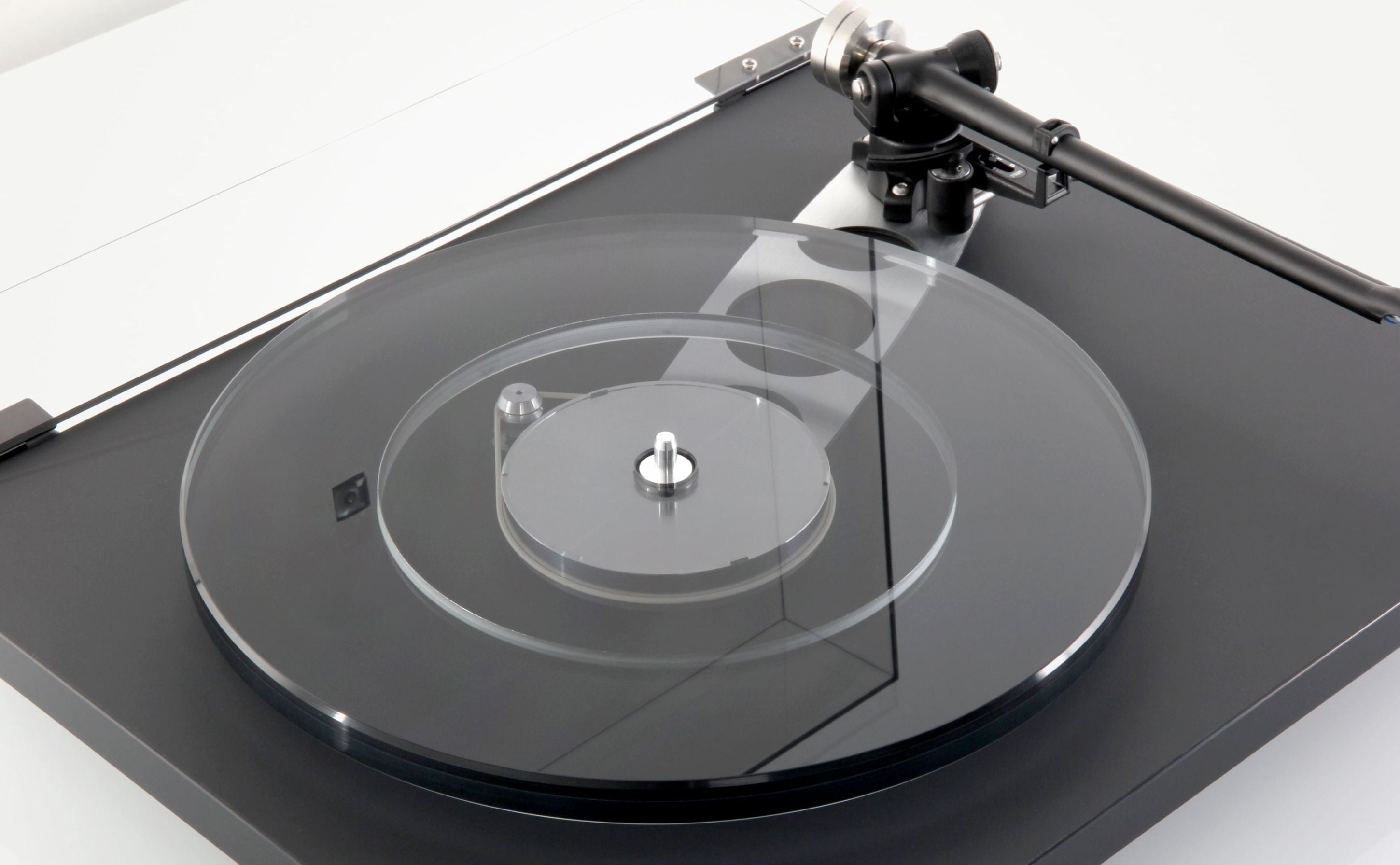 Rega Planar 6 (Polaris Grey, w/ Nd5 Cartridge)