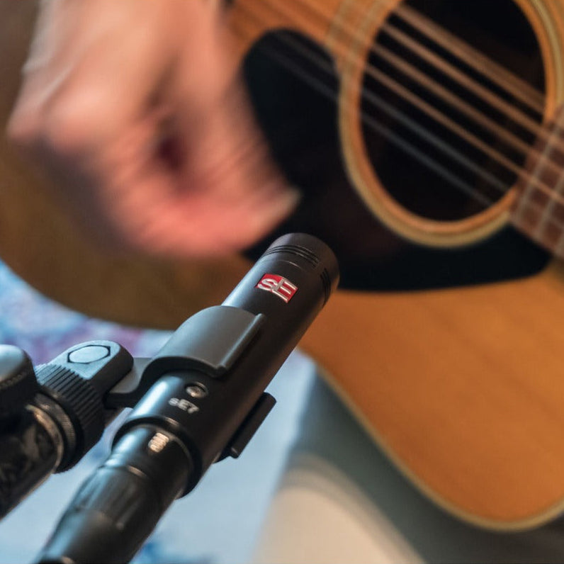 sE Electronics sE7 condenser microphone with metal grill and sleek design, ideal for studio recording and professional audio capture.