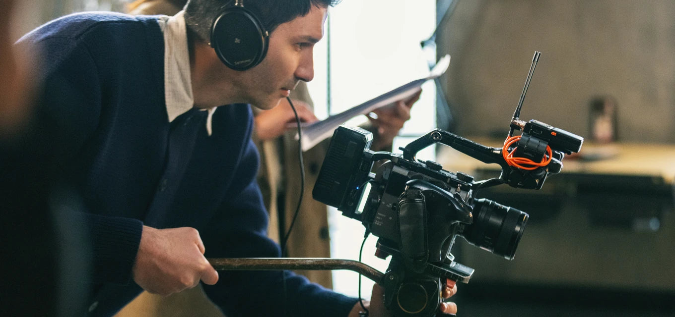 Saramonic K9 professional wireless microphone system with receiver and microphone transmitter for high-quality audio.