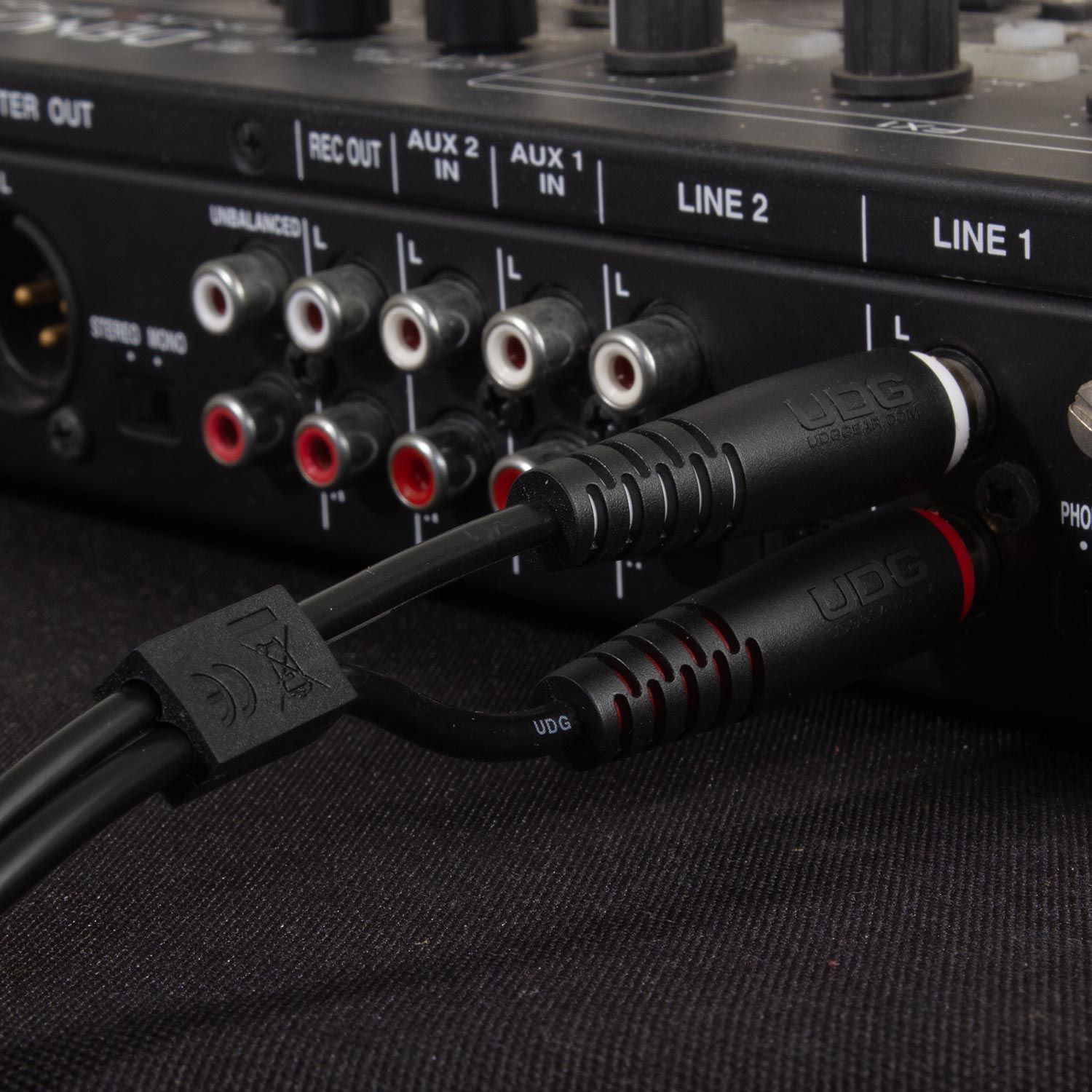 UDG Ultimate Audio Cable Set RCA, black straight RCA cables 1.5 meters, designed for high-quality audio connections.