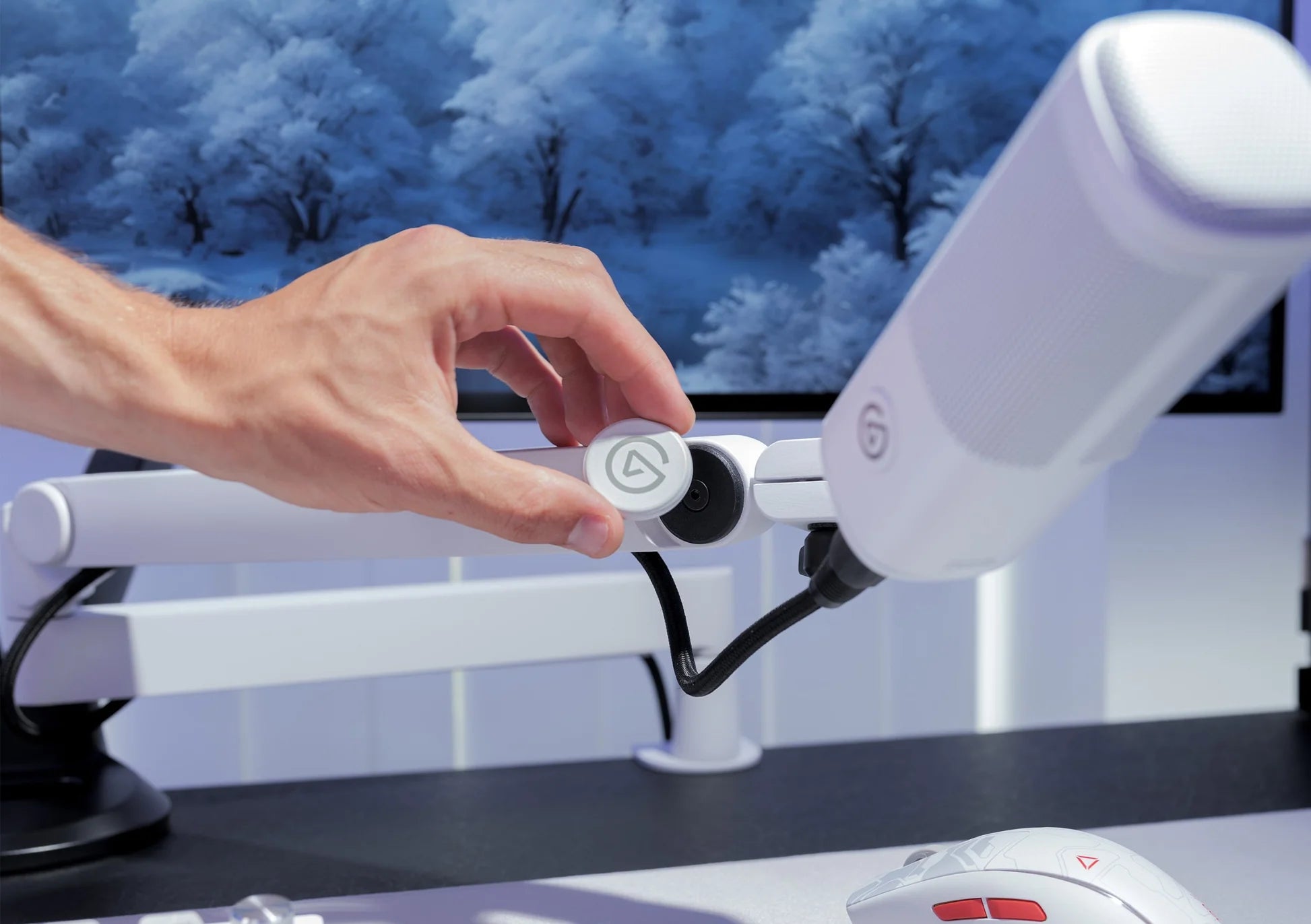 Elgato Wave Mic Arm Pro in white, a professional broadcast microphone arm suitable for streaming and recording setups.